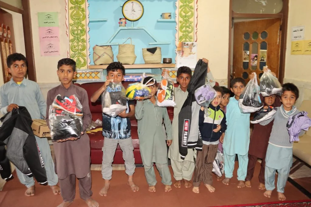 توزیع کفش و پوشاک